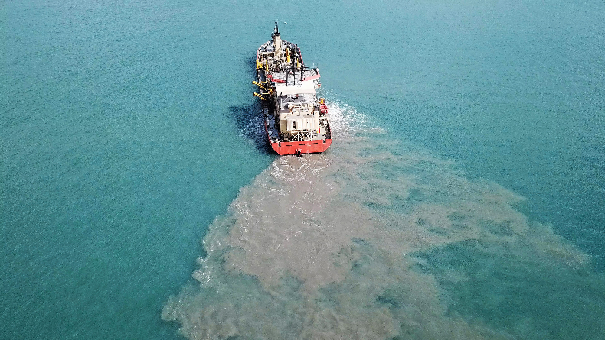 A boat leaks oil into the ocean
